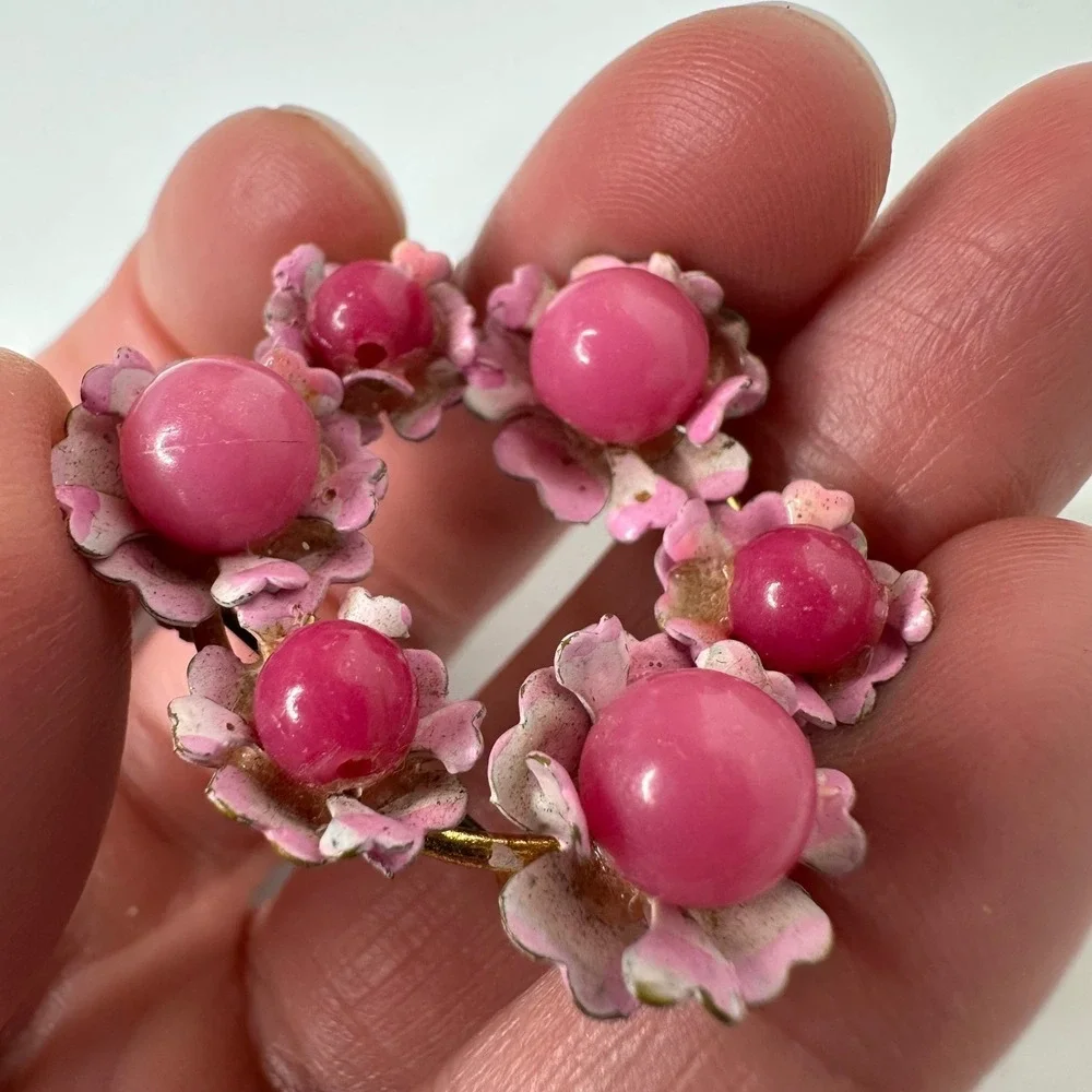 Vtg Pink Enamel Flower Wreath Brooch Gold Tone Plastic Beads Pin Spring Kitsch